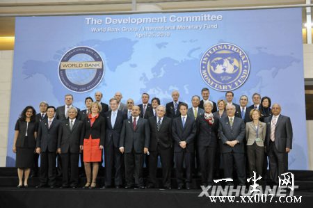 4月25日,在美国首都华盛顿,参加世界银行和国际货币基金组织(IMF)联合发展委员会会议的代表在会议开始前合影。新华社记者张军摄 4月25日,在美国首都华盛顿,参加世界银行和国际货币基金组织(IMF)联合发展委员会会议的代表在会议开始前合影。新华社记者张军摄