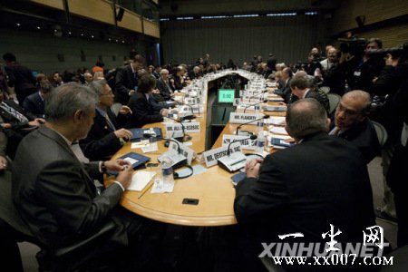 4月25日,与会代表在美国首都华盛顿参加世界银行和国际货币基金组织(IMF)联合发展委员会会议。新华社记者朱炜摄 4月25日,与会代表在美国首都华盛顿参加世界银行和国际货币基金组织(IMF)联合发展委员会会议。新华社记者朱炜摄